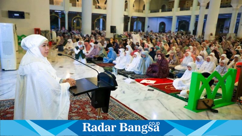Suasana Qiyamul Lail bersama Gubernur Khofifah di Masjid Al Akbar Surabaya, Selasa (17/3) (Foto Dok Ho/RadarBangsa.co.id)