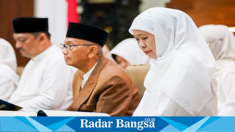 Gubernur Jatim Khofifah Indar Parawansa bersama komunitas Sobat Dili saat Khotmil Qur’an Ramadan di Grahadi Surabaya, Jumat (13/3). (Foto Dok Ho/RadarBangsa.co.id)