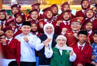Gubernur Khofifah berdialog dengan siswa Sekolah Rakyat saat Sapa Bansos, Rabu (18/3/2026). (Foto Dok Ho/RadarBangsa.co.id)