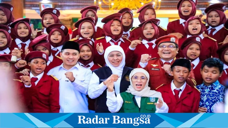 Gubernur Khofifah berdialog dengan siswa Sekolah Rakyat saat Sapa Bansos, Rabu (18/3/2026). (Foto Dok Ho/RadarBangsa.co.id)