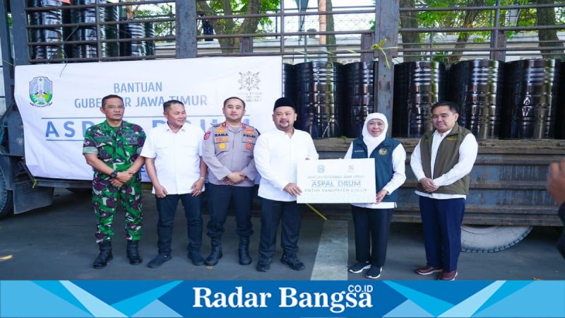 Gubernur Khofifah Indar Parawansa menyerahkan bantuan sosial kepada masyarakat Kabupaten Gresik, Jumat (13/3/2026). (Foto Dok Ho/RadarBangsa.co.id)