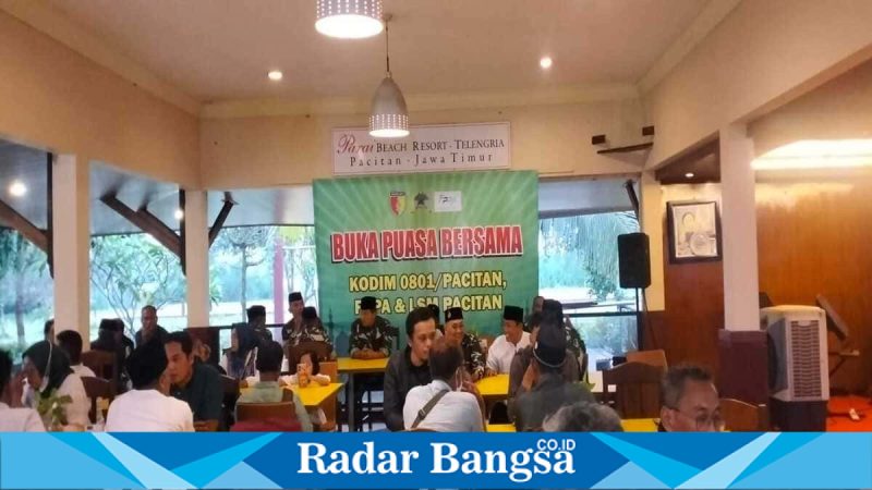 Dandim 0801/Pacitan Letkol Arh. Imam Musahirul saat buka puasa bersama jurnalis di Pacitan, Minggu (1/3/2026). (Foto Dok Ho/RadarBangsa.co.id)