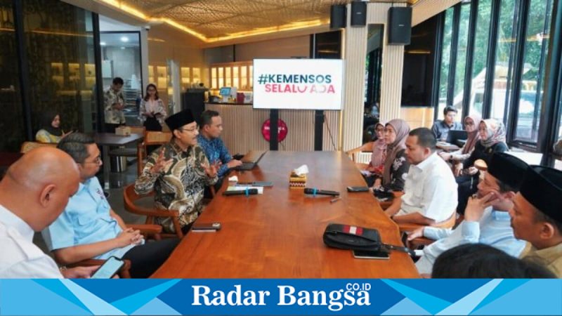 Bupati Pasuruan Rusdi Sutejo bersama Ketua PCNU Imron Mutamakkin saat audiensi dengan Mensos Saifullah Yusuf di Jakarta, Kamis (5/3/2026). (Foto Dok Ho/RadarBangsa.co.id)