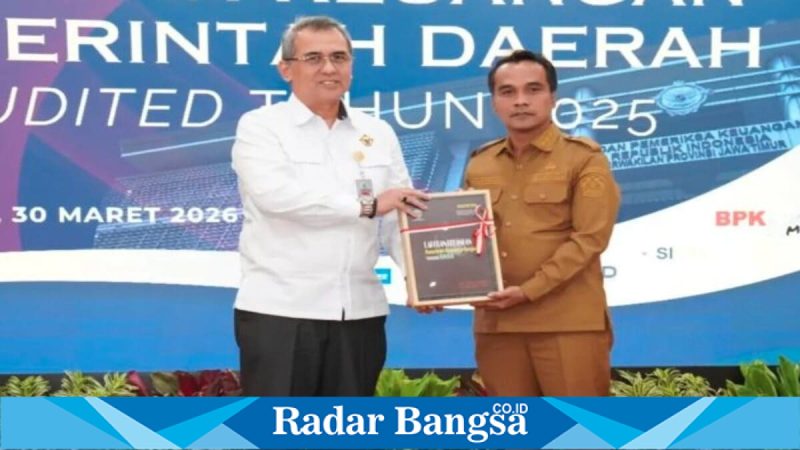 Bupati Bangkalan menyerahkan LKPD 2025 ke BPK Jatim, Senin (30/3/2026) (Foto Dok Ho/RadarBangsa.co.id)