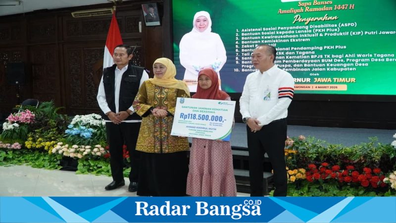 Gubernur Khofifah Indar Parawansa menyalurkan Sapa Bansos Rp 7,2 miliar di Lamongan, Rabu (4/3). (Foto Dok Ho/RadarBangsa.co.id)