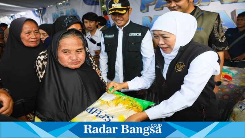 Gubernur Jawa Timur Khofifah Indar Parawansa meninjau pasar murah di kawasan Stasiun Lama Tuban, Kamis (5/3). (Foto Dok Ho/RadarBangsa.co.id)
