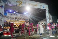 Warga menikmati kuliner dan pertunjukan seni dalam event Larasati di Taman Maramis, Jumat (27/3) (Foto Dok Ho/RadarBangsa.co.id)