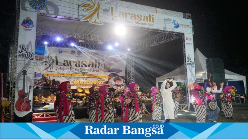 Warga menikmati kuliner dan pertunjukan seni dalam event Larasati di Taman Maramis, Jumat (27/3) (Foto Dok Ho/RadarBangsa.co.id)