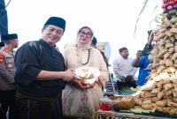 Gubernur NTB Lalu Muhamad Iqbal bersama ribuan warga merayakan Lebaran Topat di Senggigi, Lombok Barat, Sabtu (28/3/2026) (Foto Dok Ho/RadarBangsa.co.id)