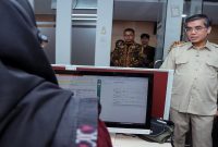 Menaker Yassierli saat menyampaikan kebijakan Posko THR, Kamis (19/3/2026). (Foto Dok Ho/RadarBangsa.co.id)