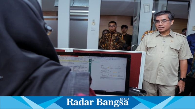 Menaker Yassierli saat menyampaikan kebijakan Posko THR, Kamis (19/3/2026). (Foto Dok Ho/RadarBangsa.co.id)