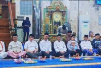 Wakil Wali Kota Lubuk Linggau H Rustam Effendi menyerahkan bantuan sembako Baznas kepada warga saat peringatan Nuzulul Qur’an di Masjid Agung As-Salam, Jumat (6/3/2026). (Foto Dok Ho/RadarBangsa.co.id)
