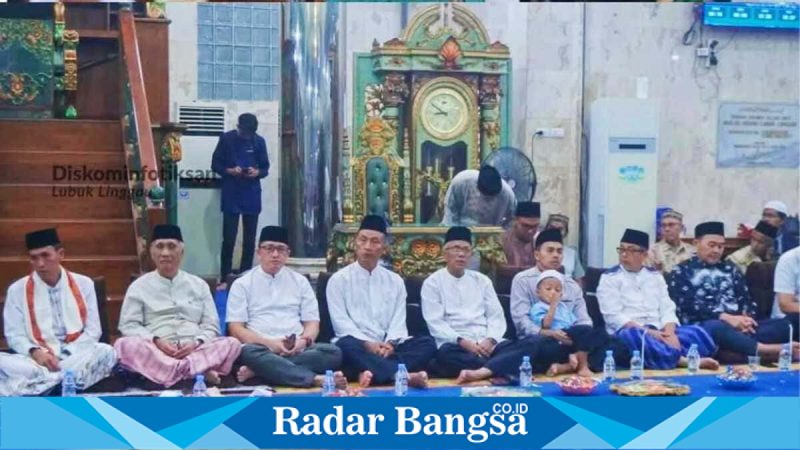 Wakil Wali Kota Lubuk Linggau H Rustam Effendi menyerahkan bantuan sembako Baznas kepada warga saat peringatan Nuzulul Qur’an di Masjid Agung As-Salam, Jumat (6/3/2026). (Foto Dok Ho/RadarBangsa.co.id)