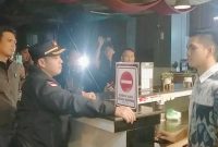 Petugas Satpol PP memeriksa kafe di Lubuk Linggau, Jumat 6 Maret 2026 (Foto Dok Ho/RadarBangsa.co.id)