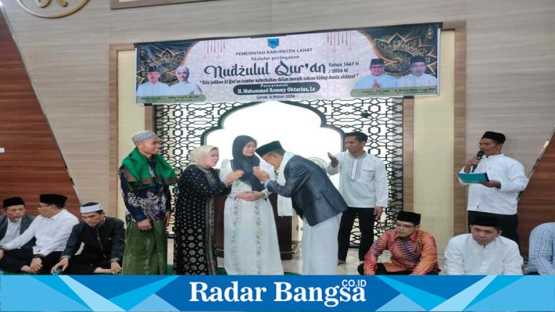 Wabup Lahat Widia Ningsih menghadiri peringatan Nuzulul Qur’an di Masjid Al-Muttaqin Pagar Agung, Jumat (6/3/2026). (Foto Dok Ho/RadarBangsa.co.id)