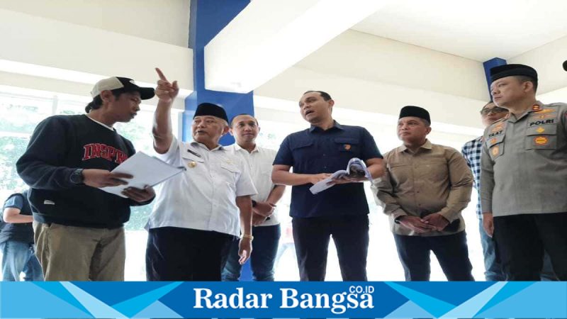 Bupati Malang Sanusi bersama Forkopimda dan keluarga korban meninjau Gate 13 Stadion Kanjuruhan, Sabtu (28/2/2026). (Foto Dok Ho/RadarBangsa.co.id)