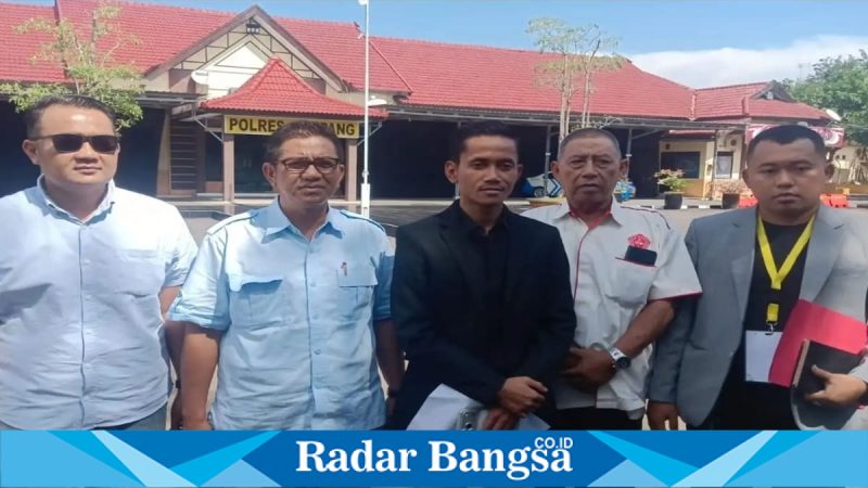 Fauzan Adima didampingi kuasa hukum saat melapor di Polres Sampang, Senin (17/3/2026). (Foto Dok Ho/RadarBangsa.co.id)