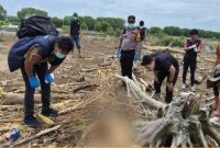 Petugas mengevakuasi jenazah pria tanpa identitas yang ditemukan di Pantai Glagah Wangi Demak, Sabtu (7/3/2026). (Foto Dok Ho/RadarBangsa.co.id)