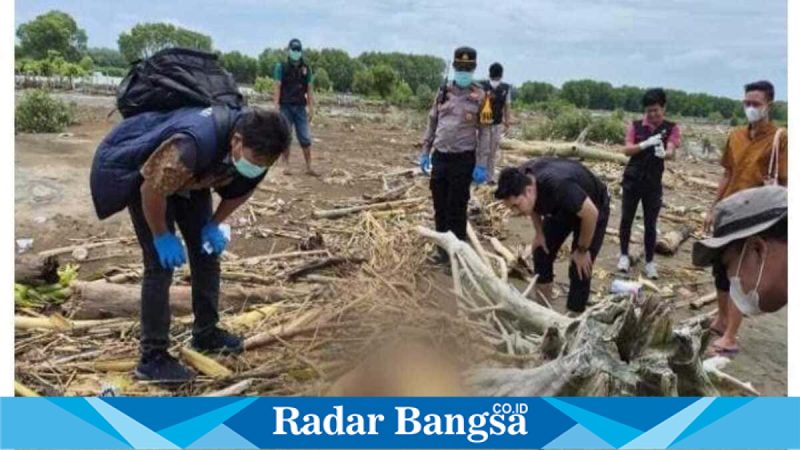 Petugas mengevakuasi jenazah pria tanpa identitas yang ditemukan di Pantai Glagah Wangi Demak, Sabtu (7/3/2026). (Foto Dok Ho/RadarBangsa.co.id)