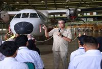 Menaker Yassierli meninjau peserta program magang nasional di PT Dirgantara Indonesia, Bandung, Kamis (5/3/2026). (Foto Dok Ho/RadarBangsa.co.id)