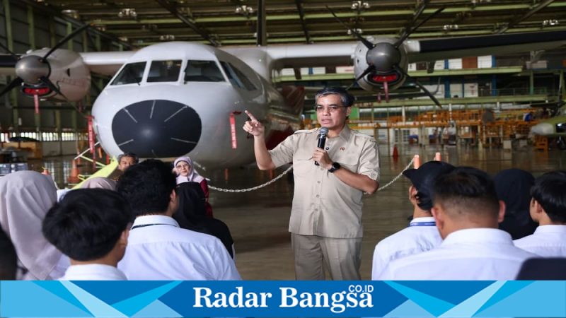 Menaker Yassierli meninjau peserta program magang nasional di PT Dirgantara Indonesia, Bandung, Kamis (5/3/2026). (Foto Dok Ho/RadarBangsa.co.id)