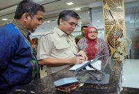 Menaker Yassierli meninjau Posko THR dan BHR Keagamaan 2026 di PTSA Kemnaker, Jakarta Selatan, Kamis (5/3/2026). (Foto Dok Ho/RadarBangsa.co.id)