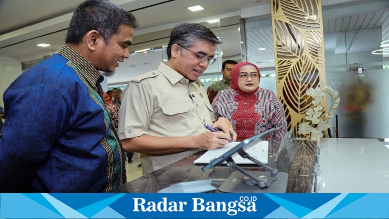 Menaker Yassierli meninjau Posko THR dan BHR Keagamaan 2026 di PTSA Kemnaker, Jakarta Selatan, Kamis (5/3/2026). (Foto Dok Ho/RadarBangsa.co.id)