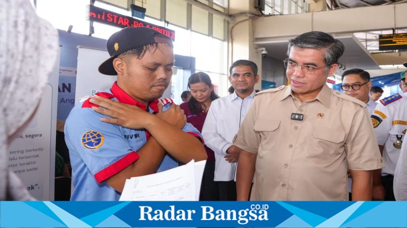 Menaker Yassierli meninjau Posko Peduli K3 Mudik Aman di Terminal Terpadu Pulo Gebang, Jakarta, Senin (16/3/2026). (Foto Dok Ho/RadarBangsa.co.id)