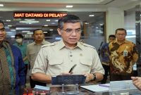 Menteri Ketenagakerjaan Yassierli meninjau Posko THR dan BHR Keagamaan 2026 di PTSA Kemnaker, Jakarta Selatan, Kamis (5/3/2026). (Foto Dok Ho/RadarBangsa.co.id)