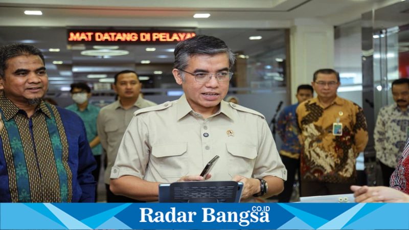 Menteri Ketenagakerjaan Yassierli meninjau Posko THR dan BHR Keagamaan 2026 di PTSA Kemnaker, Jakarta Selatan, Kamis (5/3/2026). (Foto Dok Ho/RadarBangsa.co.id)