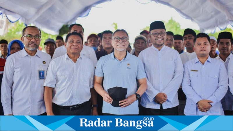 Menko Pangan saat meninjau fasilitas produksi di Pabrik PT Garam, Sampang, Minggu (8/3/2026). (Foto Dok Debora/RadarBangsa.co.id)