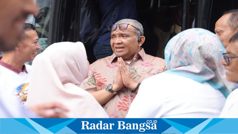 Wamenaker Afriansyah Noor melepas keberangkatan mudik gratis bagi pekerja di Jakarta, Minggu (15 Maret 2026). (Foto Dok Ho/RadarBangsa.co.id)