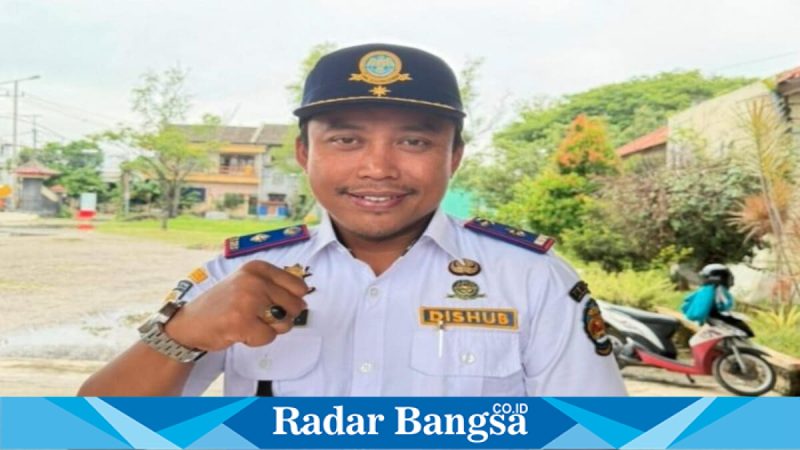 Kepala Dinas Perhubungan Bangkalan Moh. Hasan Faisol menjelaskan program mudik gratis rute Surabaya–Bangkalan menjelang Idulfitri 1447 H di Bangkalan, Jumat (5/3/2026). (Foto Dok Ho/RadarBangsa.co.id)