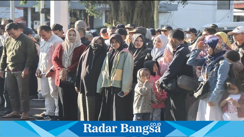 Peserta mudik gratis Kabupaten Malang 2026 menaiki bus di Pendopo Agung, Selasa, 17 Maret 2026 (Foto Dok Ho/RadarBangsa.co.id)