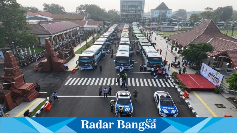 Bupati Sidoarjo melepas peserta mudik gratis di Pendopo Delta Wibawa, Rabu (18/3/2026). (Foto Dok Ho/RadarBangsa.co.id)