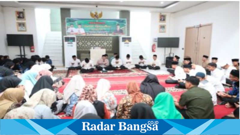 Bupati Musi Rawas Utara Devi Suhartoni memimpin Pengajian Ramadhan ASN di Kantor Bupati, Jumat (27/2/2026). (Foto Dok Ho/RadarBangsa.co.id)