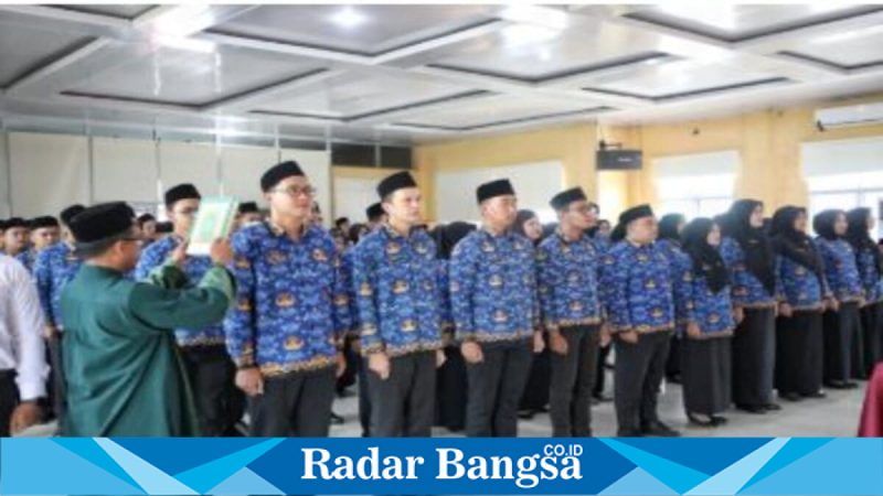 Sekda Musi Rawas Utara memimpin Pelantikan PNS dan Pengukuhan CPNS, Jumat (27/2/2026). (Foto Dok Ho/RadarBangsa.co.id)