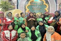 Anggota DPD RI Lia Istifhama berfoto bersama pengemudi ojol saat open house Idul Fitri di kediaman Gubernur Jawa Timur Khofifah Indar Parawansa, Minggu (22/3/2026) (Foto Dok Ho/RadarBangsa.co.id)