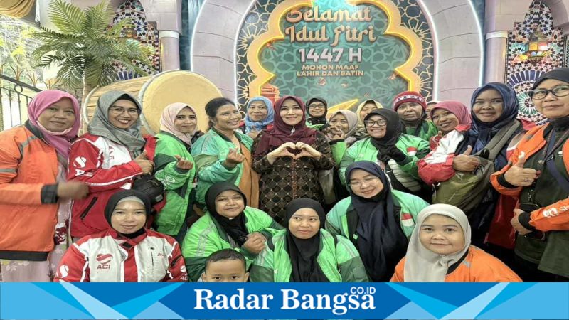 Anggota DPD RI Lia Istifhama berfoto bersama pengemudi ojol saat open house Idul Fitri di kediaman Gubernur Jawa Timur Khofifah Indar Parawansa, Minggu (22/3/2026) (Foto Dok Ho/RadarBangsa.co.id)
