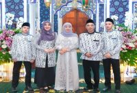 Ning Lia dan suami saat foto bersama bu gubernur Khofifah Warga antre bersalaman dalam open house Lebaran Gubernur Jatim, Minggu (22/3/2026). (Foto Dok Ho/RadarBangsa.co.id)