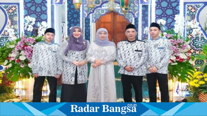 Ning Lia dan suami saat foto bersama bu gubernur Khofifah Warga antre bersalaman dalam open house Lebaran Gubernur Jatim, Minggu (22/3/2026). (Foto Dok Ho/RadarBangsa.co.id)