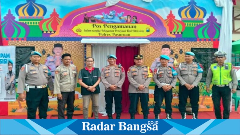 Personel Polres Pasuruan bersiaga di pos pengamanan Operasi Ketupat Semeru 2026 untuk melayani pemudik, Minggu (15/3/2026). (Foto Dok Ho/RadarBangsa.co.id)