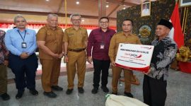 Bupati Bangkalan menyerahkan bantuan tenda PKL di Pendopo Agung, Senin (30/3/2026) (Foto Dok Ho/RadarBangsa.co.id)