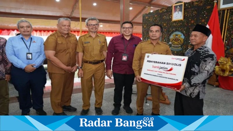 Bupati Bangkalan menyerahkan bantuan tenda PKL di Pendopo Agung, Senin (30/3/2026) (Foto Dok Ho/RadarBangsa.co.id)