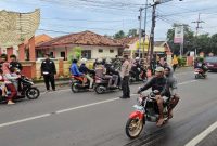 Anggota Pagar Nusa Tikung membagikan takjil kepada pengguna jalan di depan Kantor Kecamatan Tikung, Minggu (8/3/2026). (Foto Dok Ho/RadarBangsa.co.id)