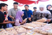 Warga membeli kebutuhan pokok saat pasar murah Ramadan di Taman Parembhegen Patemon, Pamekasan, Minggu (8/3). (Foto Dok Ho/RadarBangsa.co.id)