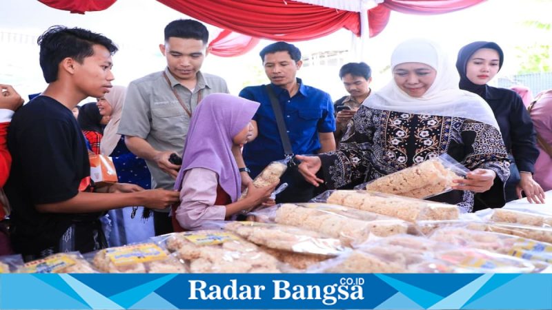 Warga membeli kebutuhan pokok saat pasar murah Ramadan di Taman Parembhegen Patemon, Pamekasan, Minggu (8/3). (Foto Dok Ho/RadarBangsa.co.id)