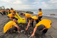 Personel gabungan bersihkan Pantai Loang Baloq, Jumat, 27 Maret 2026 (Foto Dok Ho/RadarBangsa.co.id)