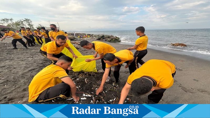 Personel gabungan bersihkan Pantai Loang Baloq, Jumat, 27 Maret 2026 (Foto Dok Ho/RadarBangsa.co.id)