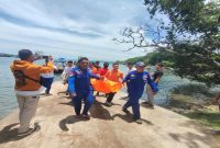 Petugas kepolisian melakukan evakuasi korban anak di pesisir Pantai Sebotok, Sumbawa, Sabtu (28 Februari 2026). (Foto Dok Ho/RadarBangsa.co.id)
